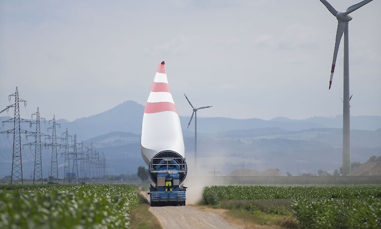Antransport der 67 Meter langen Rotorblätter beim Windpark Schildberg
